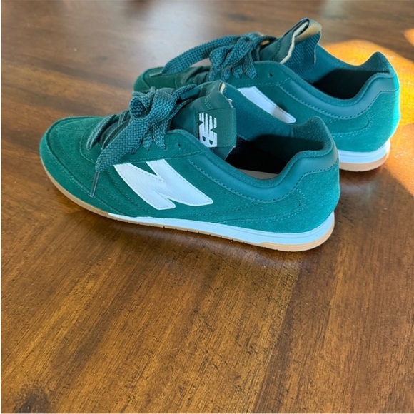 New Balance RC42 gum sole sneakers in green and white - Picture 6 of 11